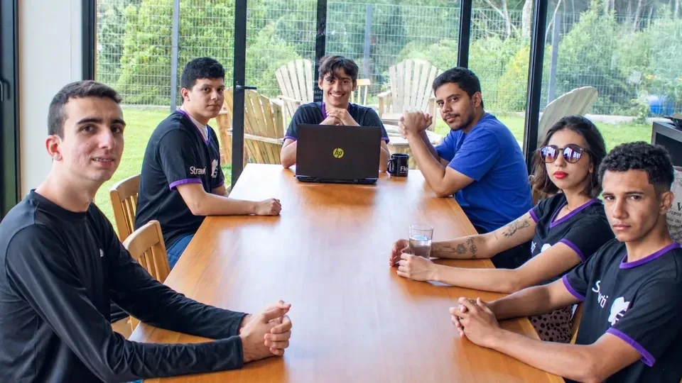 Equipe da Strawti reunida em volta da mesa