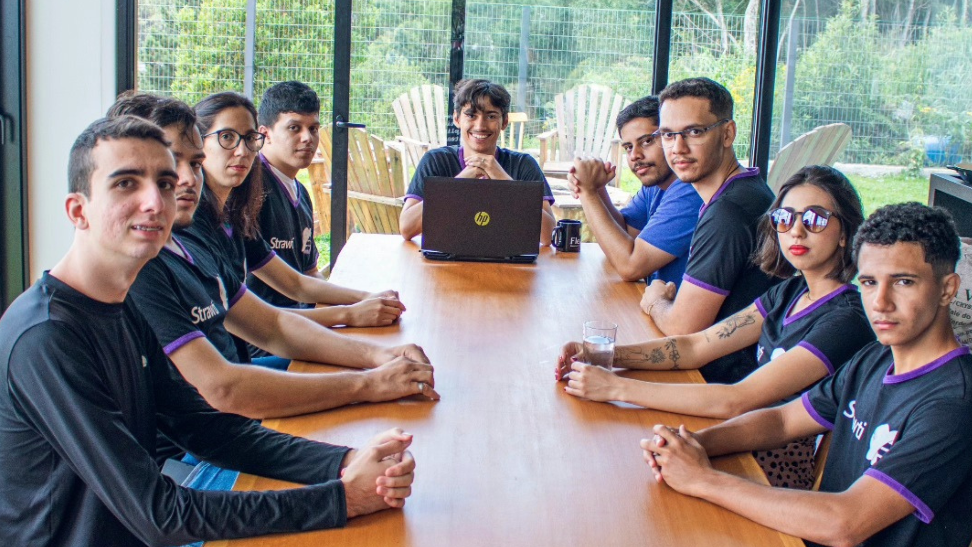 Equipe Strawti reunida em uma reunião de projeto